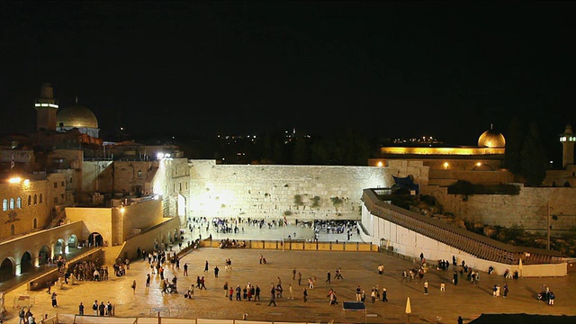 WS HA人们在夜间的哭墙/以色列耶路撒冷视频素材