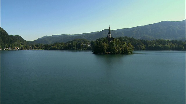 低空中湖流血与朝圣教堂的玛丽升天在小岛/斯洛文尼亚视频下载