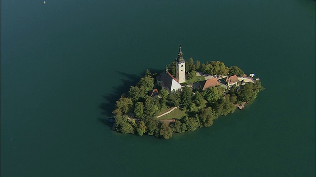 空中小朝圣教堂的圣母升天在布莱德湖/斯洛文尼亚视频下载