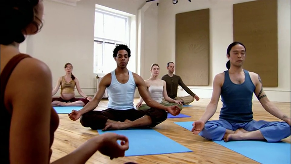 瑜伽教练带领学员在瑜伽课上进行冥想视频下载