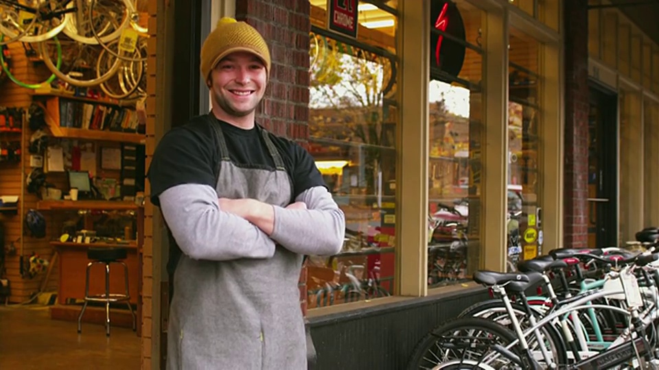 MS肖像自行车店老板在商店前/波特兰，俄勒冈，美国视频下载