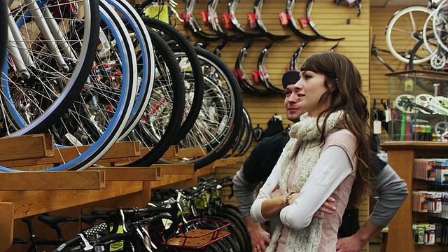美国俄勒冈州波特兰市自行车店的销售助理视频下载
