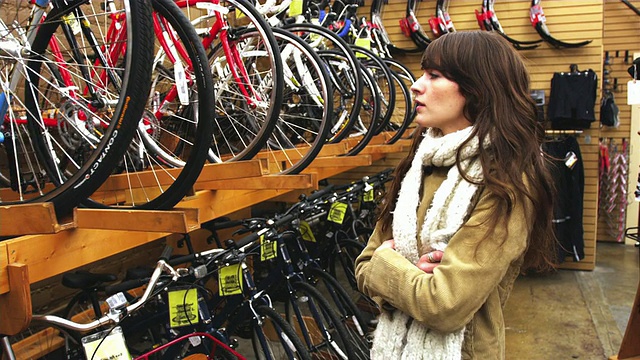 MS自行车商店女性顾客购买自行车/波特兰，俄勒冈，美国视频下载