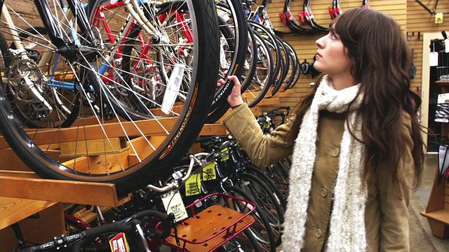 MS自行车商店女性顾客购买自行车/波特兰，俄勒冈，美国视频下载