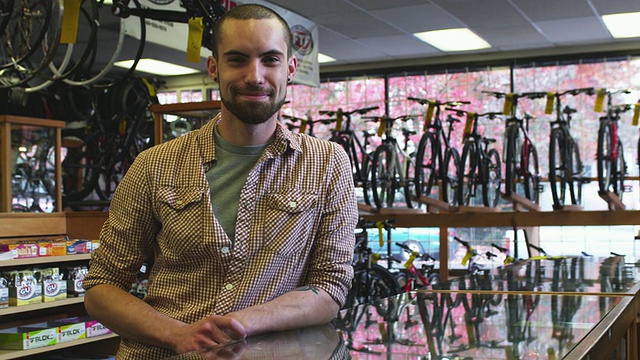 MS肖像微笑的自行车店员工/波特兰，俄勒冈，美国视频下载