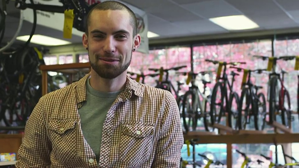 美国俄勒冈州波特兰市自行车商店微笑员工肖像视频下载