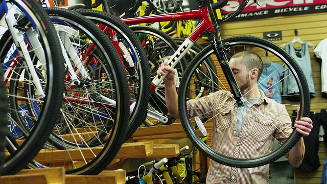 美国俄勒冈州波特兰市自行车店员工手拿山地车微笑的肖像视频下载