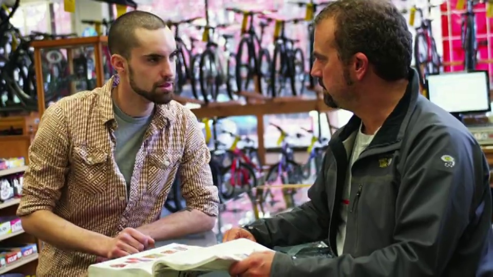 MS自行车店员工和客户浏览目录/波特兰，俄勒冈，美国视频下载