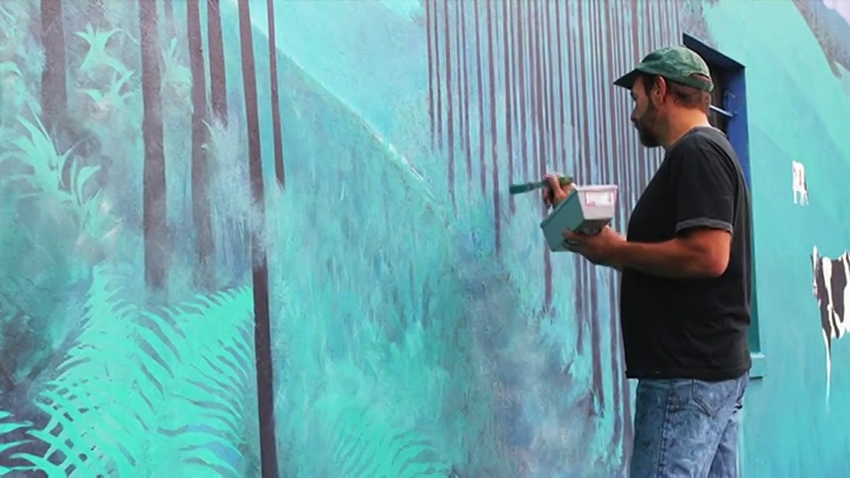MS本地艺术家在户外壁画/波特兰，俄勒冈，美国视频下载