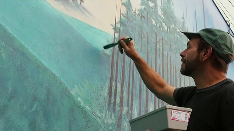 cula本地艺术家在户外壁画/波特兰，俄勒冈，美国视频下载