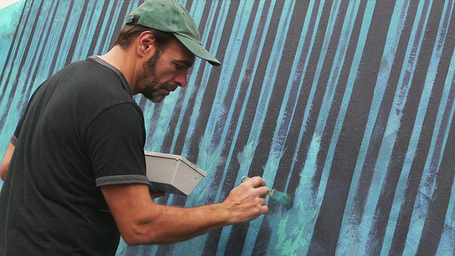 MS本地艺术家在户外壁画/波特兰，俄勒冈，美国视频下载