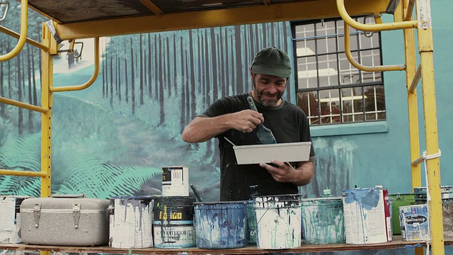 美国俄勒冈州波特兰市，当地艺术家在集装箱中混合油漆，创作户外壁画视频下载