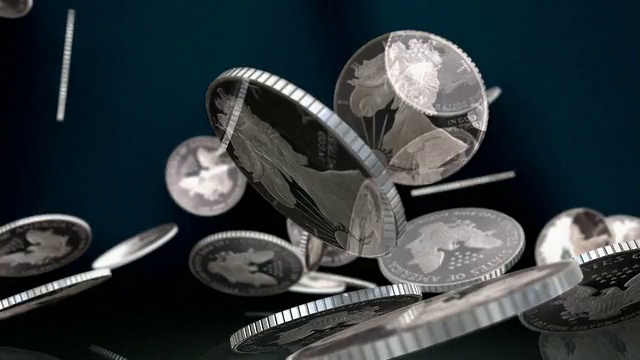 电脑生成的美国银币掉落后在反射表面反弹视频素材