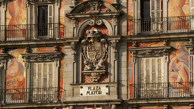从Casa de la Panaderia外部的盾形纹章缩小到行人在快速移动中穿过市长广场的广角镜头/西班牙马德里视频素材