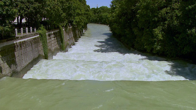 德国巴伐利亚州慕尼黑流动的伊瓦尔河水视频素材
