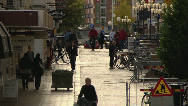 WS HA与行人和骑自行车的街道场景/ Vaxjo，瑞典视频下载