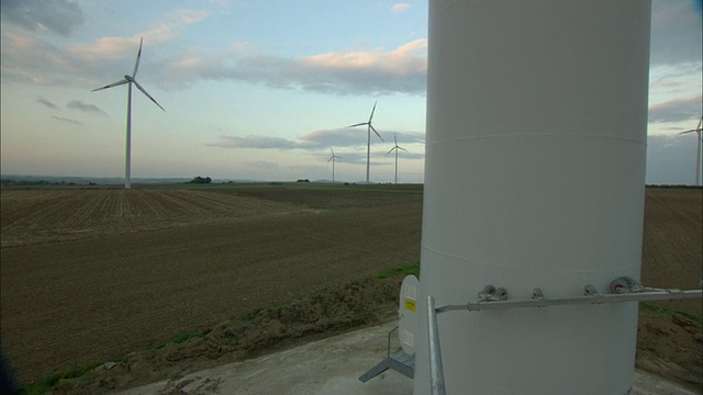 从平台向下看，德国帕德伯恩的MS农田风力涡轮机视频下载
