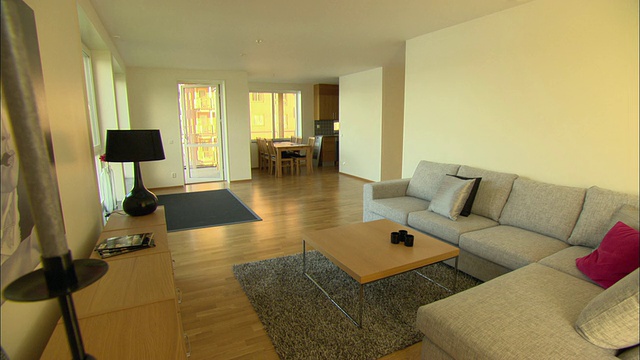 瑞典Vaxjo新建成的木质公寓的WS起居室和餐厅区域视频下载