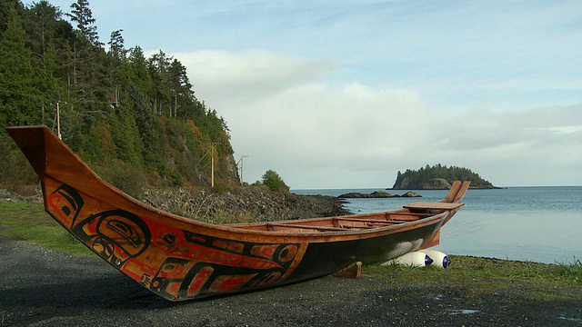 海岸上的WS PAN独木舟/夏洛特皇后城，加拿大不列颠哥伦比亚省视频素材