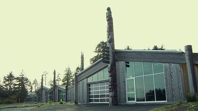 加拿大不列颠哥伦比亚省夏洛特皇后城海达遗产中心带有图腾柱的WS建筑视频素材