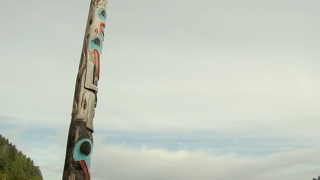 MS TU以岛屿为背景的彩色图腾柱/加拿大不列颠哥伦比亚省夏洛特皇后城视频素材