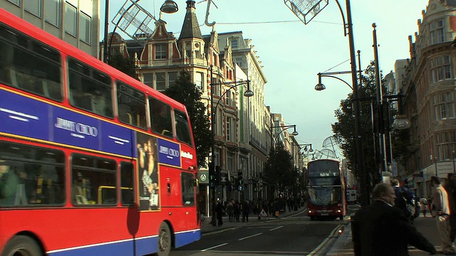 英国伦敦牛津街购物者和街道交通的观点。视频素材