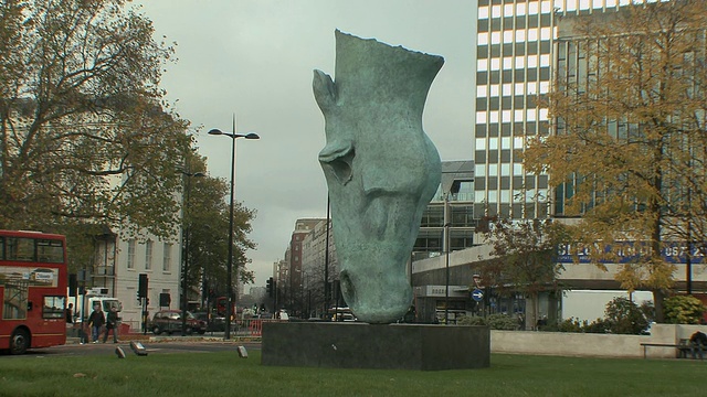 英国伦敦海德公园入口27英尺高的马雕像。视频素材
