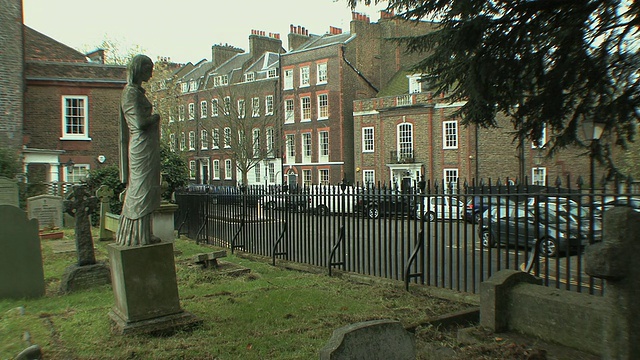 英国汉普斯特德/伦敦的WS公墓，面对着优雅的大厦。视频素材