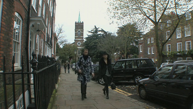 英国汉普斯特德/伦敦街头行走的妇女。视频素材