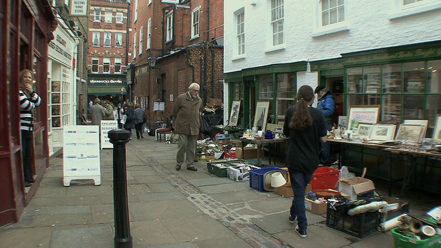 英国汉普斯特德/伦敦弗拉斯克步道上的购物者。视频素材