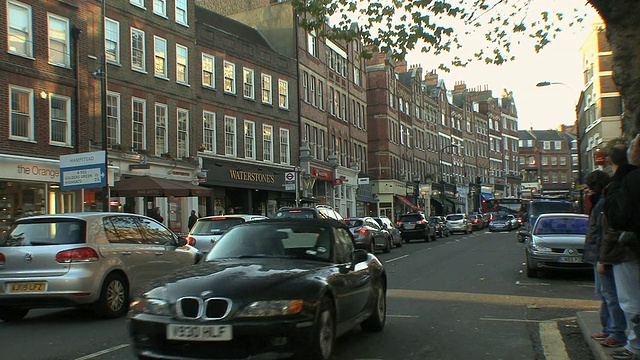 英国伦敦汉普斯特高街上购物者的交通状况。视频素材