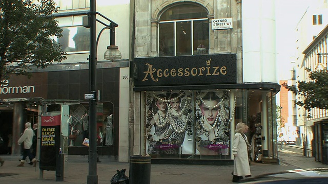 英国伦敦牛津街的购物者和街道交通。视频素材