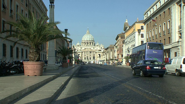 意大利罗马，通向圣彼得大教堂的coniliazione大道上的交通状况视频素材