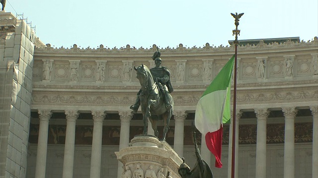 意大利国旗维克多·伊曼纽尔二世纪念碑/意大利罗马视频素材