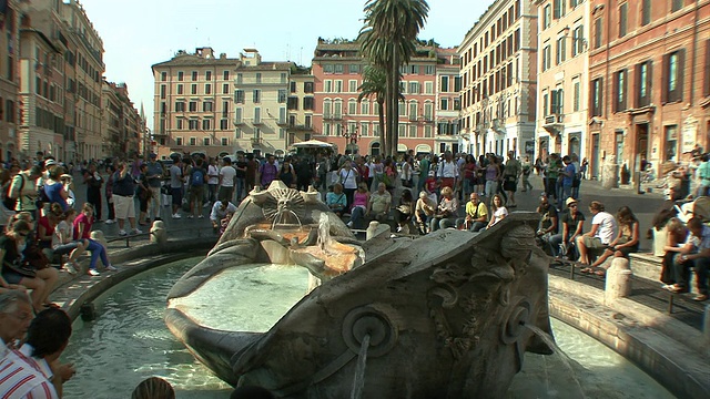 意大利罗马，西班牙台阶喷泉周围的人们视频素材