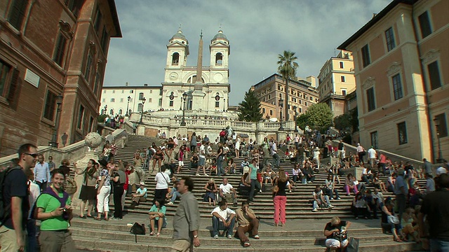 意大利罗马，西班牙台阶上的人群视频素材