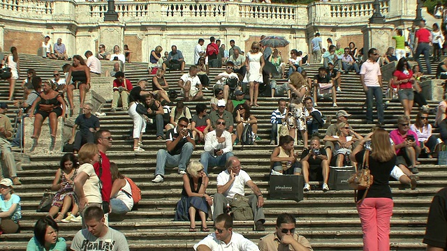 意大利罗马西班牙台阶上的人群视频素材