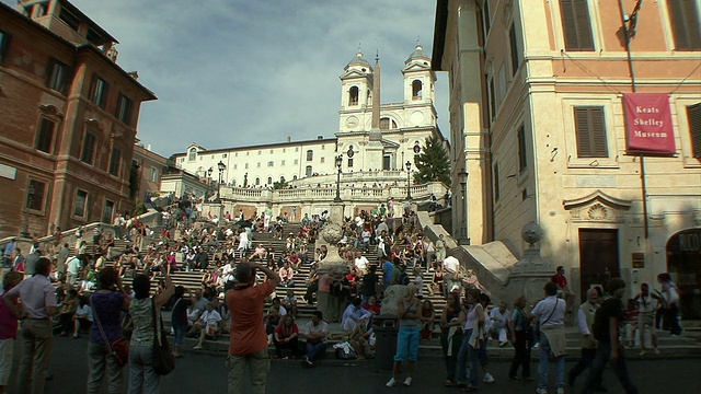 意大利罗马，在西班牙台阶上的人，背景是三一女神蒙蒂视频素材