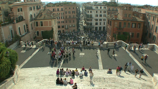 意大利罗马西班牙台阶露台上的西班牙广场和孔多蒂大道的WS视图视频素材