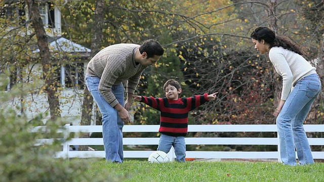 WS PAN父母和儿子(2-3)在后院踢足球/里士满，弗吉尼亚州，美国视频素材