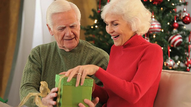 美国弗吉尼亚州里士满，潘图女士给妻子送圣诞礼物视频素材