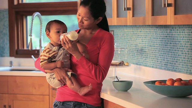 MS TU母亲喂养婴儿(6-11个月)奶瓶/里士满，弗吉尼亚州，美国。视频素材