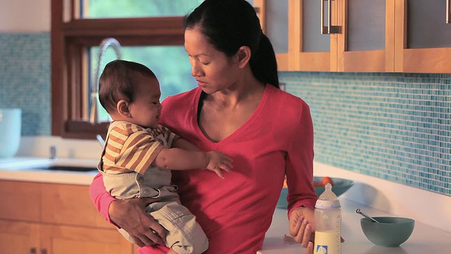 MS母亲给婴儿(6-11个月)奶瓶/里士满，弗吉尼亚州，美国。视频下载