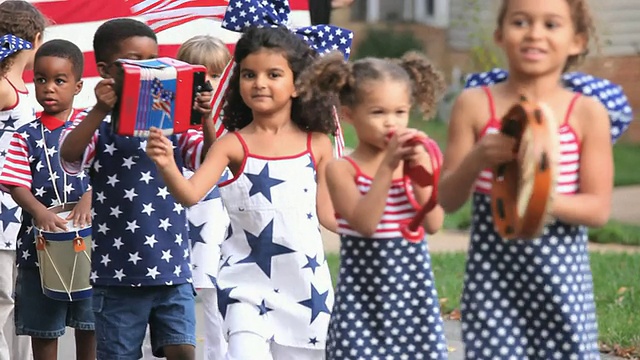 一群孩子(2-7)在美国弗吉尼亚州里士满的独立日游行中行走。视频素材