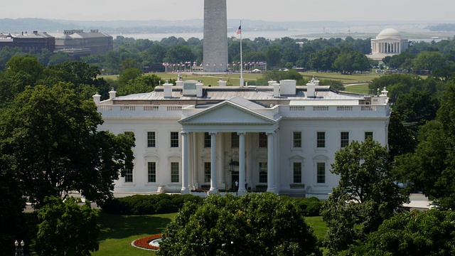 MS ZO WS HA白宫，背景为华盛顿纪念堂和杰斐逊纪念堂/美国华盛顿特区视频下载