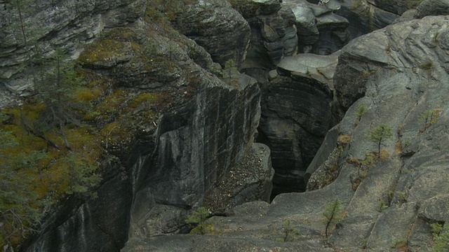 MS TU WS岩石在米斯塔亚峡谷和米斯塔亚河/班夫国家公园，阿尔伯塔，加拿大视频素材