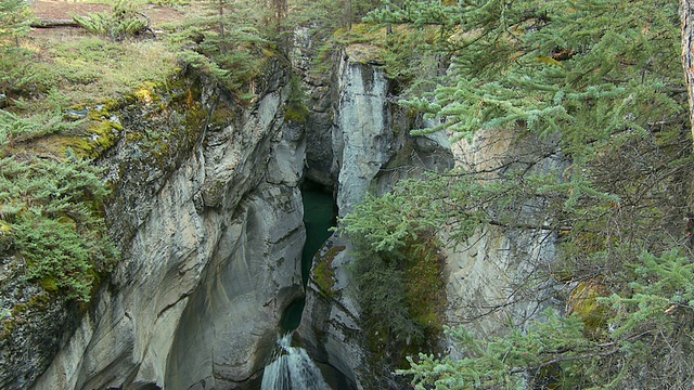加拿大阿尔伯塔省贾斯帕国家公园的玛琳峡谷瀑布视频素材