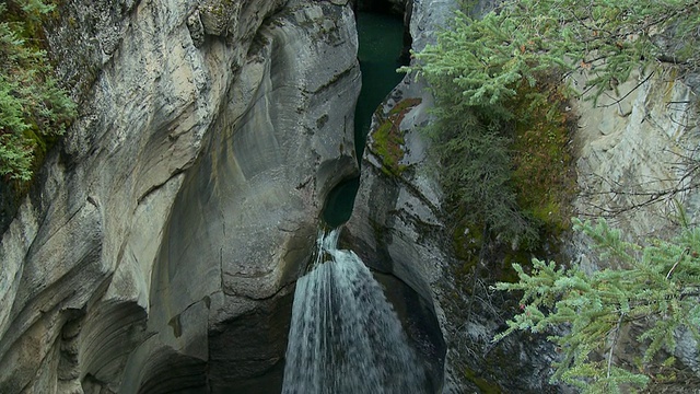加拿大阿尔伯塔省贾斯帕国家公园恶性峡谷瀑布视频素材