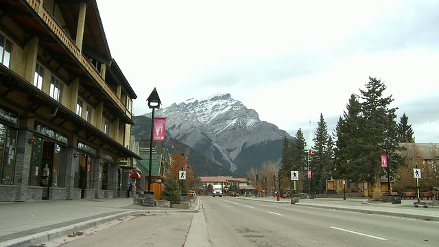 班夫的WS TU街，背景是喀斯喀特山/加拿大阿尔伯塔省视频下载