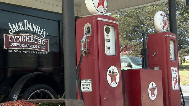 MS PAN加油站和纪念品商店与Oldtimer Jack Daniels汽车/林奇堡，田纳西州，美国视频下载